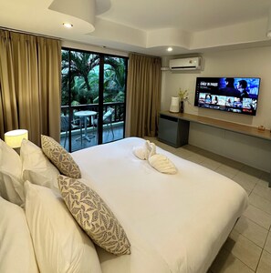 Minibar, in-room safe, desk, laptop workspace - Sea Hills Resort (Patong)