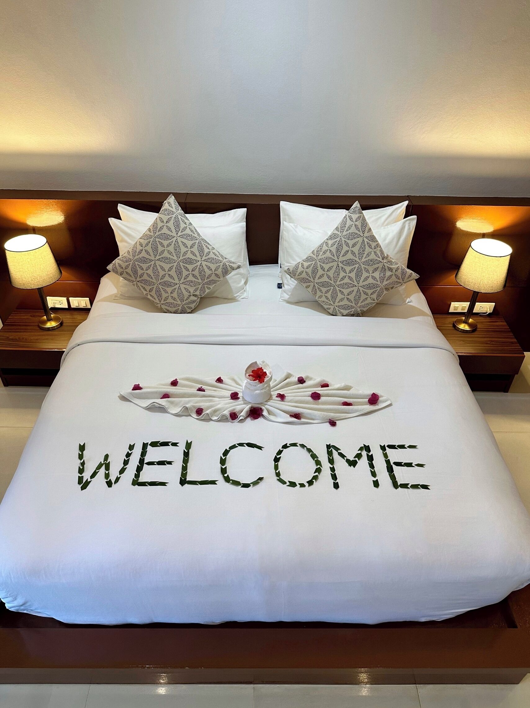 Habitación Grand, 1 cama matrimonial, vista al mar | Minibar, caja de seguridad en la habitación y escritorio 