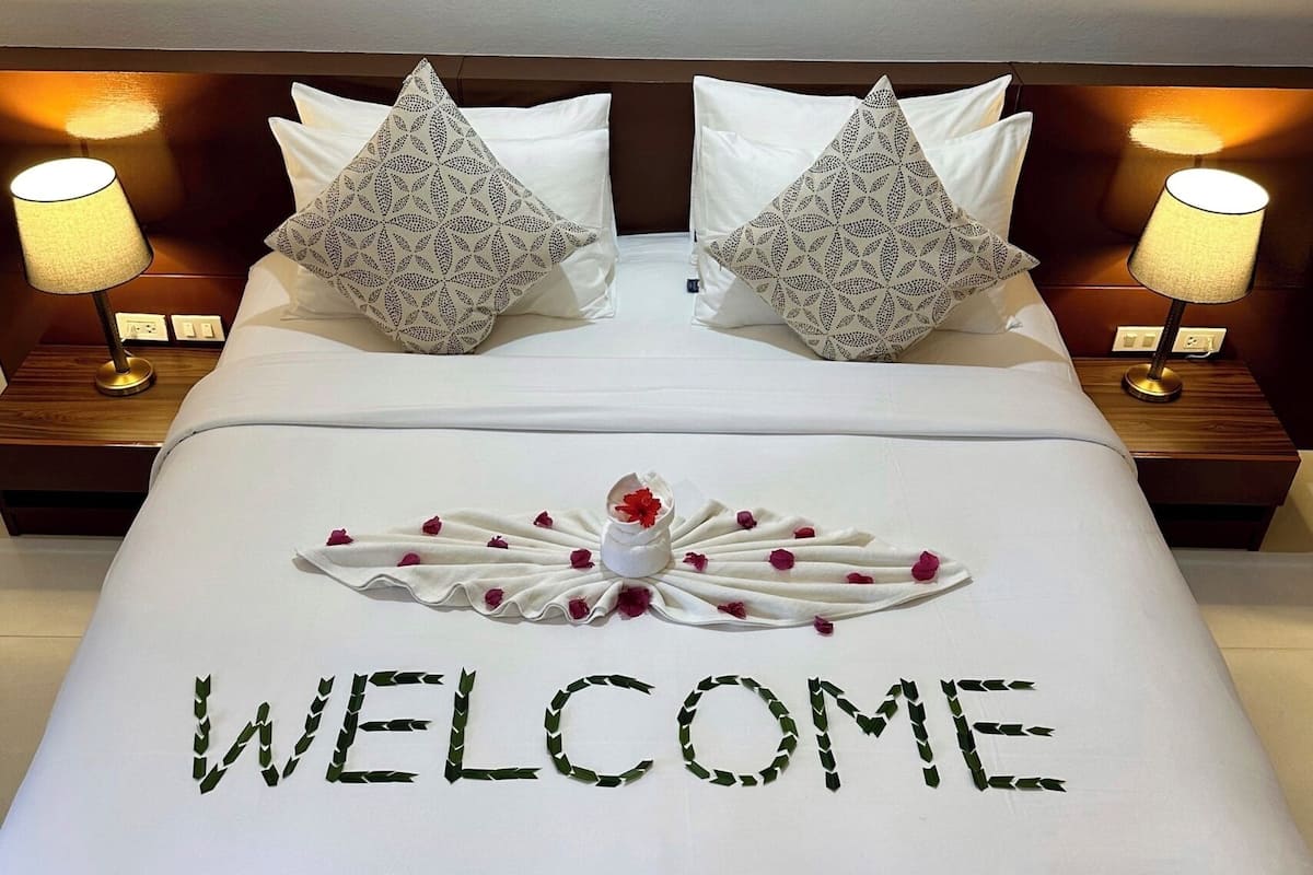 Habitación Grand, 1 cama matrimonial, vista al mar | Minibar, caja de seguridad en la habitación y escritorio