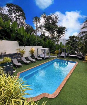 Outdoor pool, sun loungers - Sea Hills Resort (Patong)