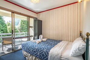 Queen Room | In-room safe, free WiFi, bed sheets