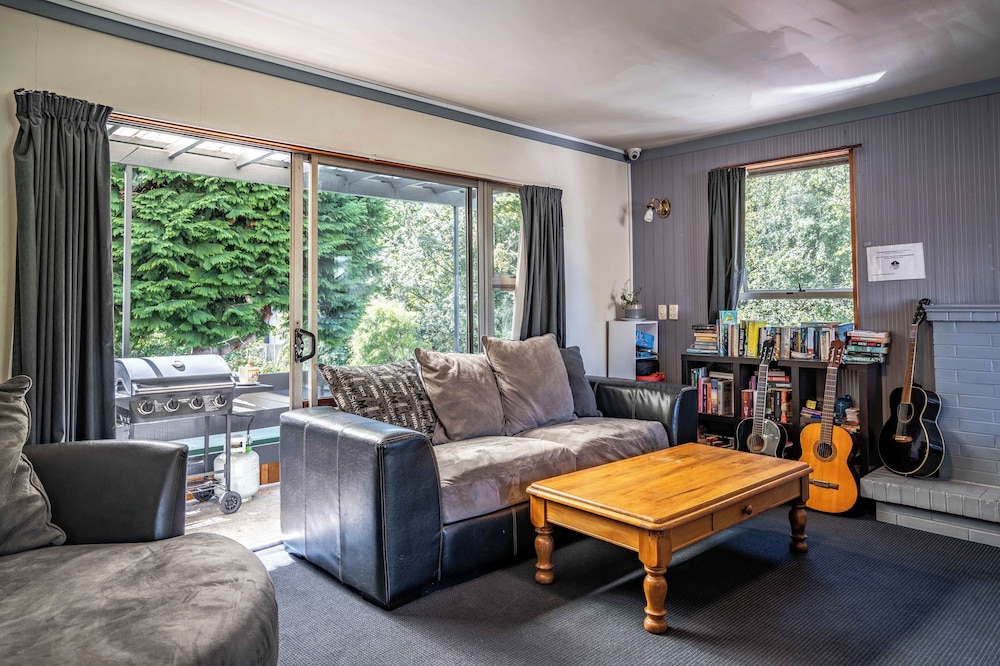 The Flaming Kiwi Backpackers - BBH by null