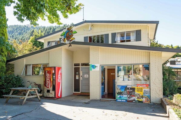 Front of property - The Flaming Kiwi Backpackers (Queenstown)
