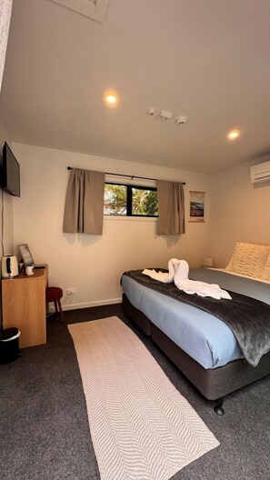 Deluxe Double or Twin Room | In-room safe, free WiFi, bed sheets - The Flaming Kiwi Backpackers (Queenstown)