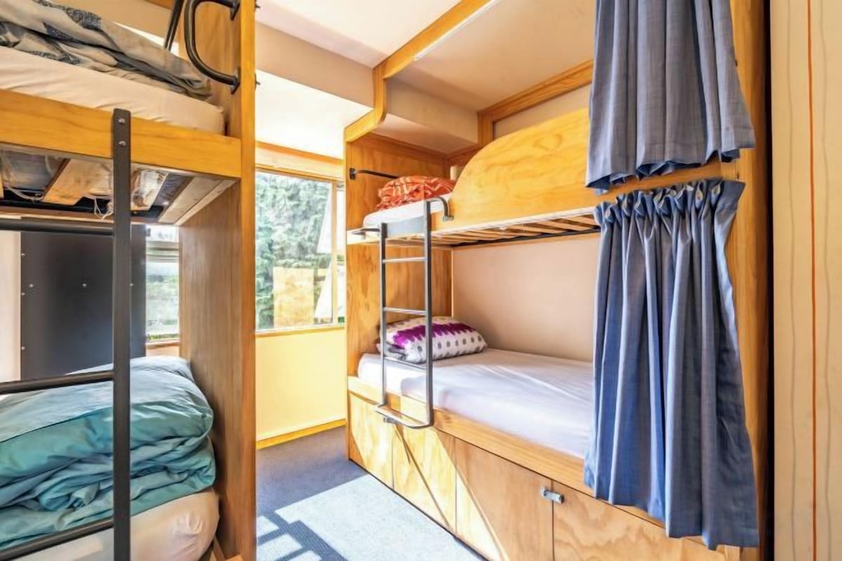 In-room safe, WiFi (free), bed sheets
