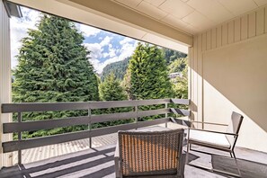 Queen Room | View from room - The Flaming Kiwi Backpackers (Queenstown)