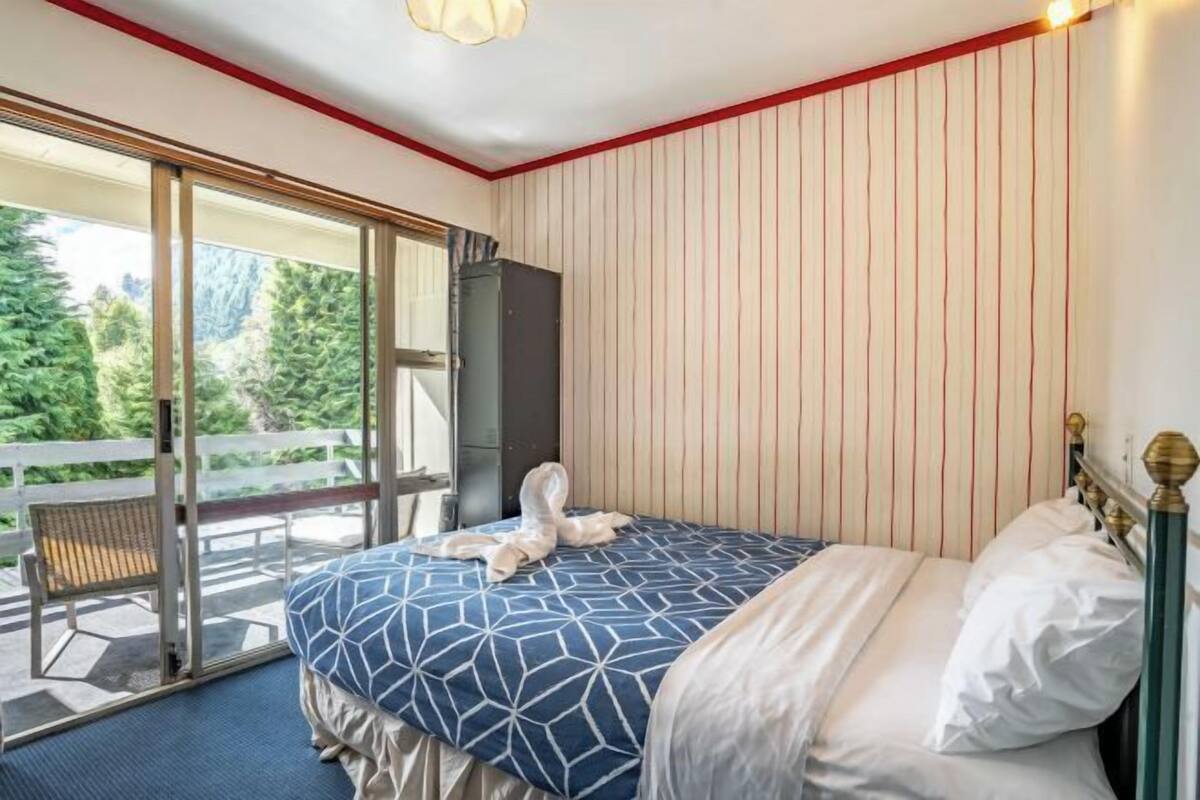 In-room safe, WiFi (free), bed sheets
