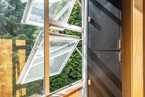 Slaapzaal, gemengd | Een kluis op de kamer, gratis wifi, beddengoed