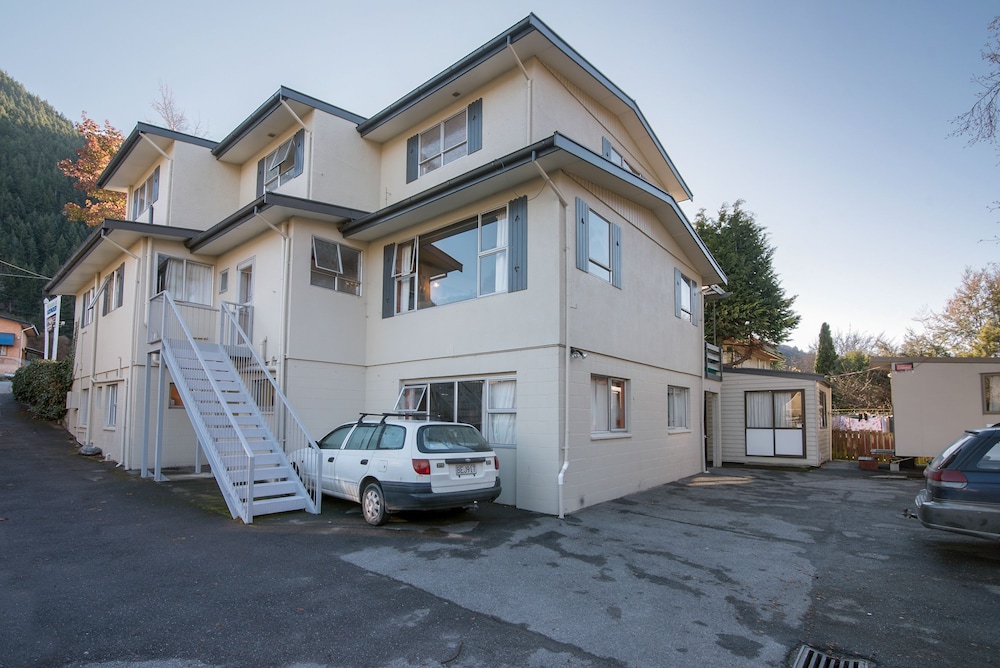 The Flaming Kiwi Backpackers - BBH by null