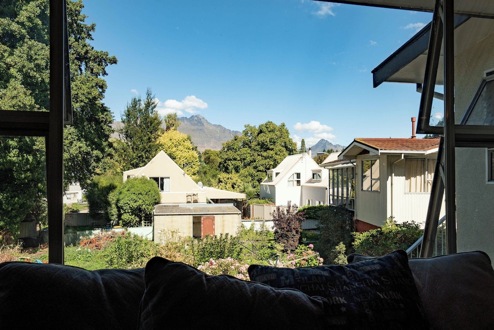 The Flaming Kiwi Backpackers - BBH by null