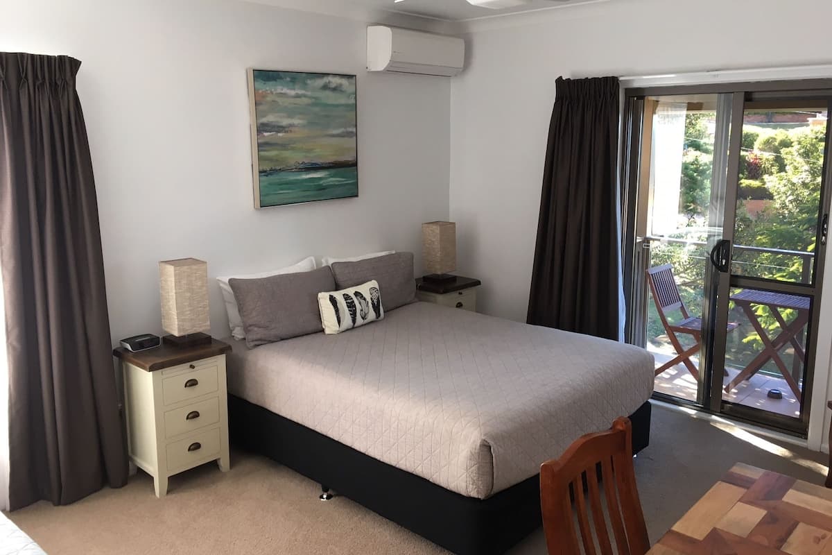Kamar Triple Deluks | Minibar, meja kerja, tirai kedap cahaya, dan setrika/meja setrika