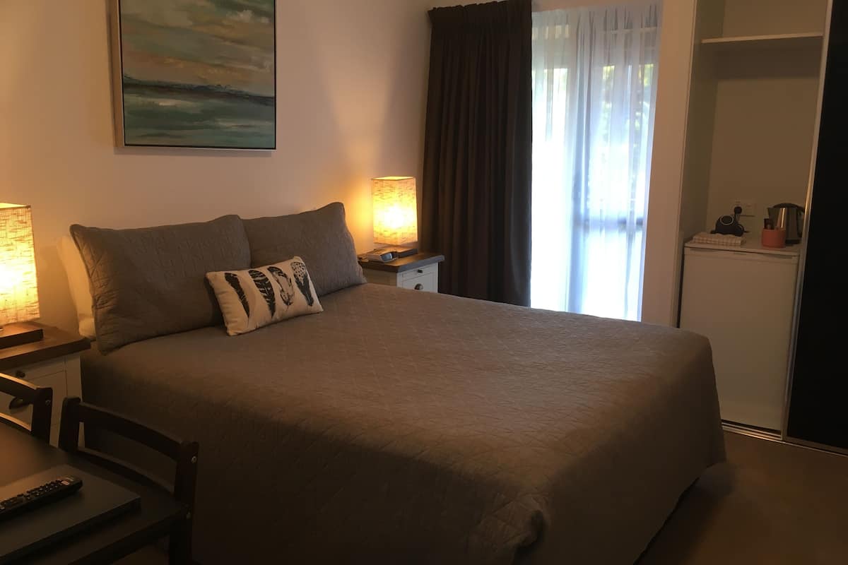 Kamar Double Comfort | Minibar, meja kerja, tirai kedap cahaya, dan setrika/meja setrika