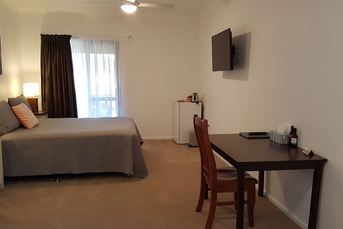Kamar Triple Eksekutif | Minibar, meja kerja, tirai kedap cahaya, dan setrika/meja setrika