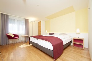 Habitación doble estándar | Ropa de cama de alta calidad, escritorio, insonorización y camas extra 