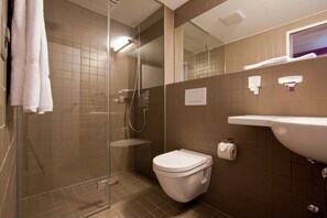 Chambre Confort double | Salle de bain | Douche, articles de toilette (gratuits), séchoir à cheveux