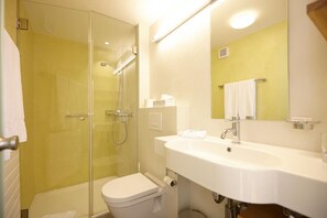 Standard-Doppelzimmer | Badezimmer | Dusche, kostenlose Toilettenartikel, Haartrockner, Handtücher