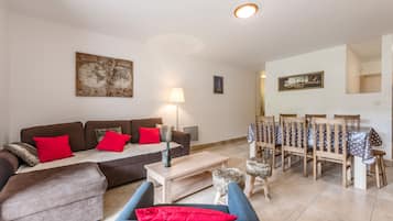 Classic Apartment, 3 Bedrooms (T4) | Living room | Flat-screen TV