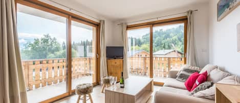 Classic Apartment, 2 Bedrooms (T3) | Living room