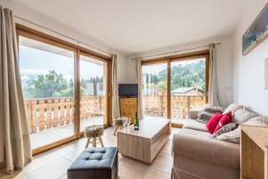 Apartamento clássico, 2 quartos (T3) | Sala de estar | TV de tela plana