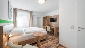 Habitación doble estándar, 1 habitación, baño en la habitación | Camas Select Comfort, escritorio y espacio para trabajar con laptop