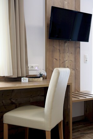 Standard Twin Room, 2 Single Beds, Ensuite, Ground Floor | Select Comfort beds, desk, laptop workspace, blackout curtains - Hotel City Rooms Wels (Wels)