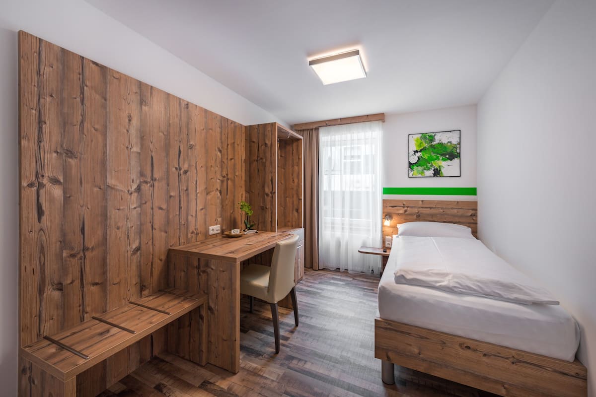 Chambre Simple Économique, salle de bains attenante, vue ville | Matelas Select Comfort, bureau
