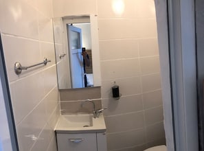 Standard Room | Bathroom | Shower, free toiletries, hair dryer, slippers