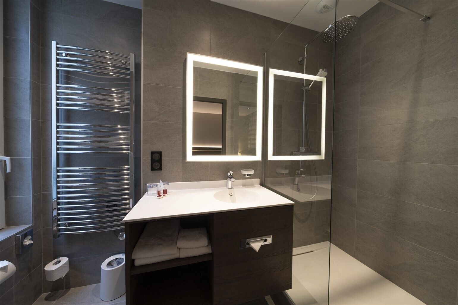 economy twin room | bathroom | free toiletries, towels