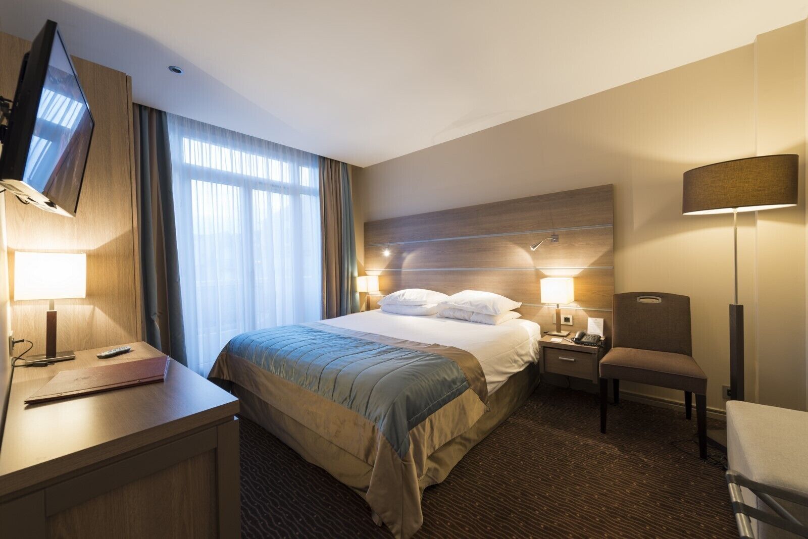 Coffres-forts dans les chambres, bureau, fer et planche à repasser