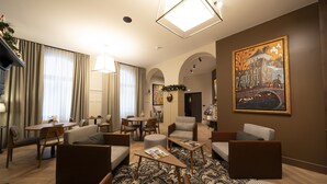 Un salon moderne comprenant un ensemble de canapés, une table basse et un coin repas avec une table et des chaises.