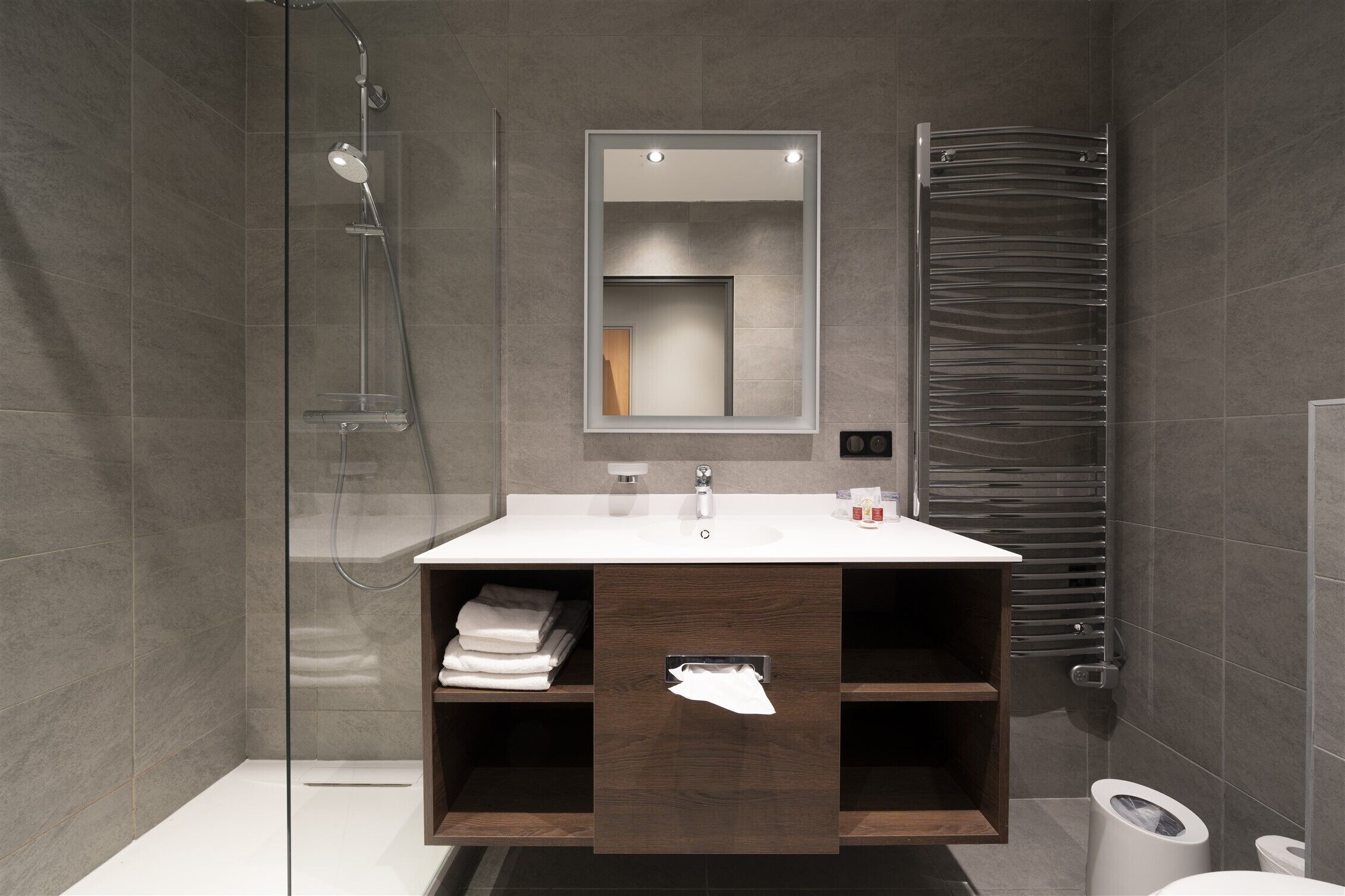 standard twin room | bathroom | free toiletries, towels