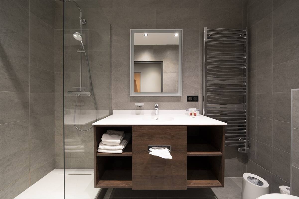 standard twin room | bathroom | free toiletries, towels