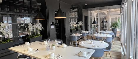 Desayuno buffet (EUR 17 por persona)