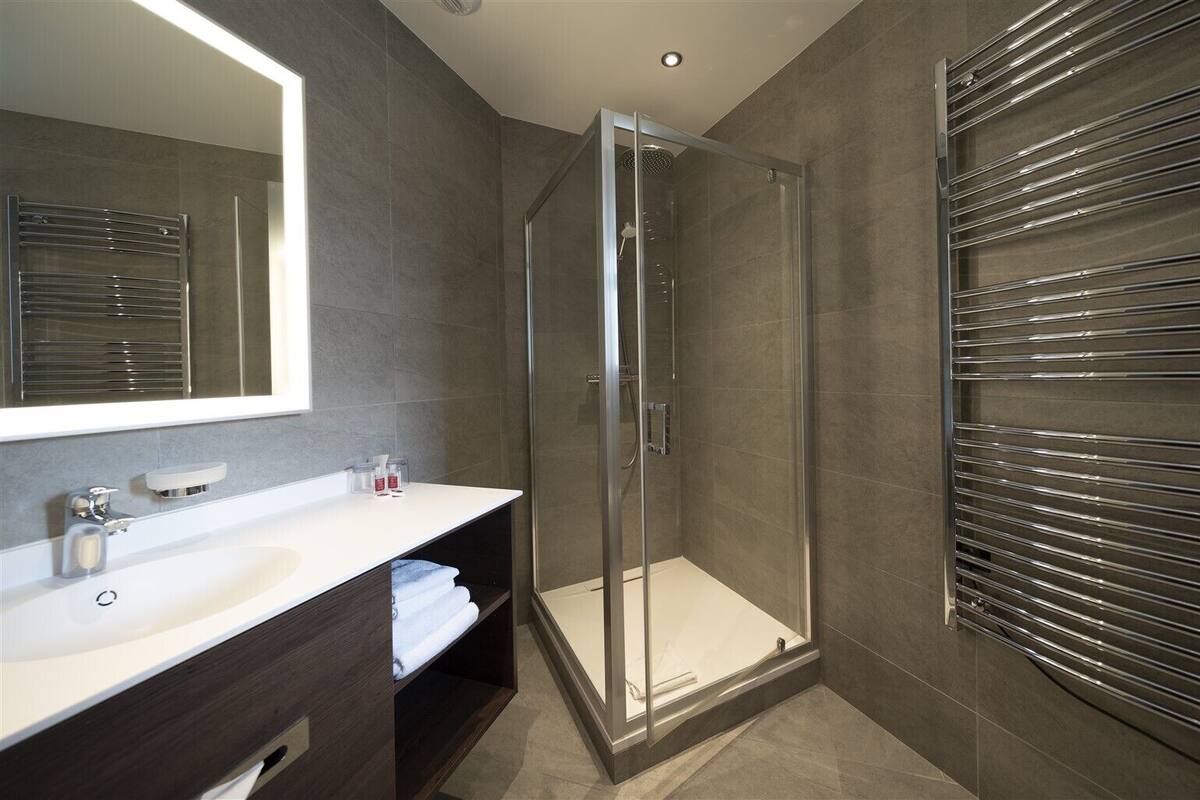superior twin room | bathroom | free toiletries, towels