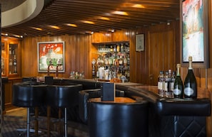 Bar (trong khuôn viên)