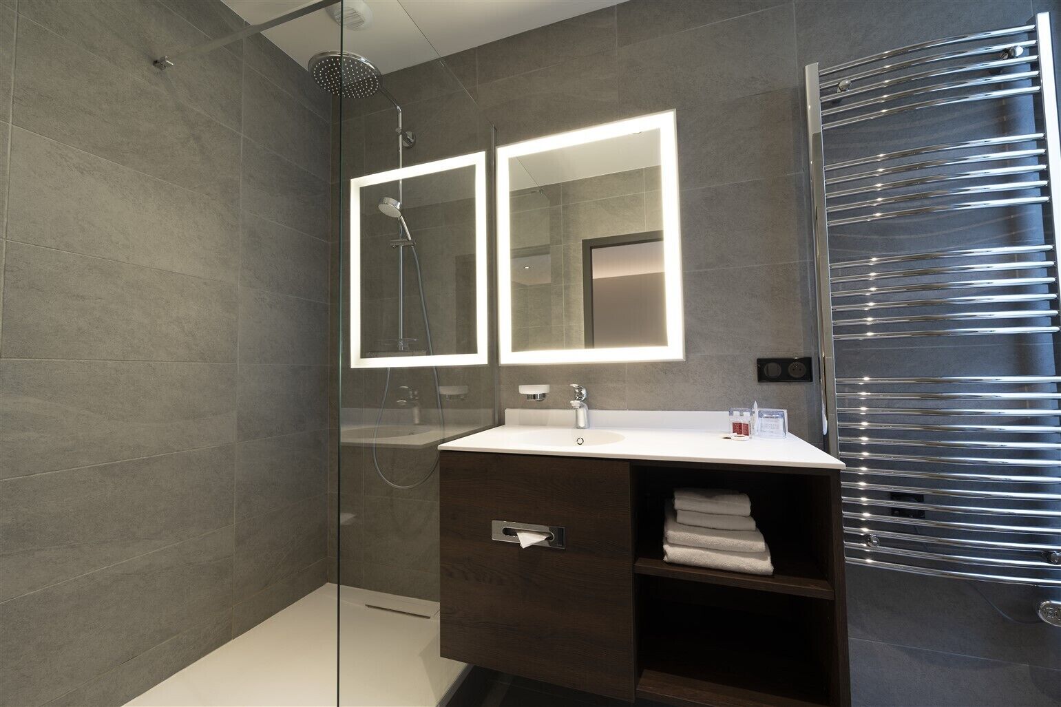 free toiletries, towels