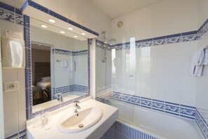 Ein Badezimmer mit Waschbecken, Spiegel und Dusche.