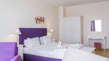 Appartamento Comfort, 2 camere da letto, balcone, vista mare | 1 camera, una scrivania, insonorizzazione, ferro/asse da stiro
