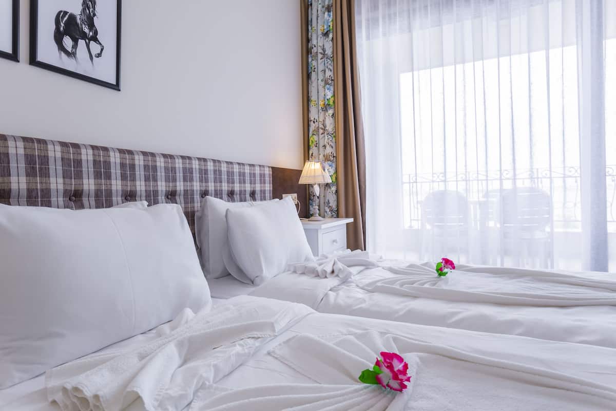 comfort apartment, 2 bedrooms, balcony, sea view | desk, soundproofing, iron/ironing board, cots/infant beds