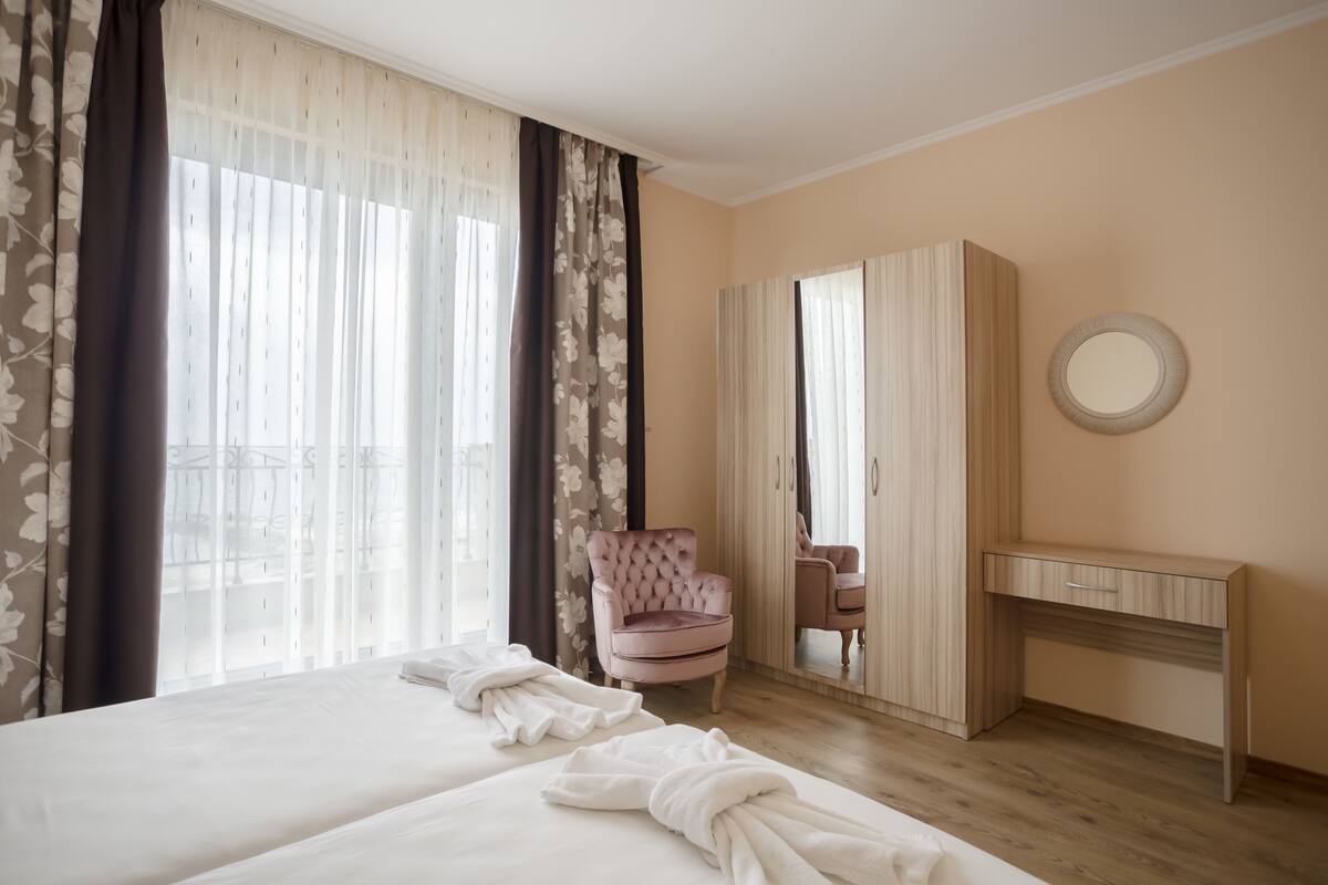 comfort apartment, 1 bedroom, balcony | desk, soundproofing, iron/ironing board, cots/infant beds