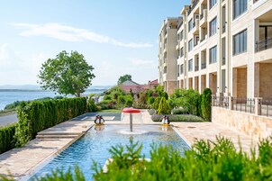 Una piscina al aire libre, sillones reclinables de piscina