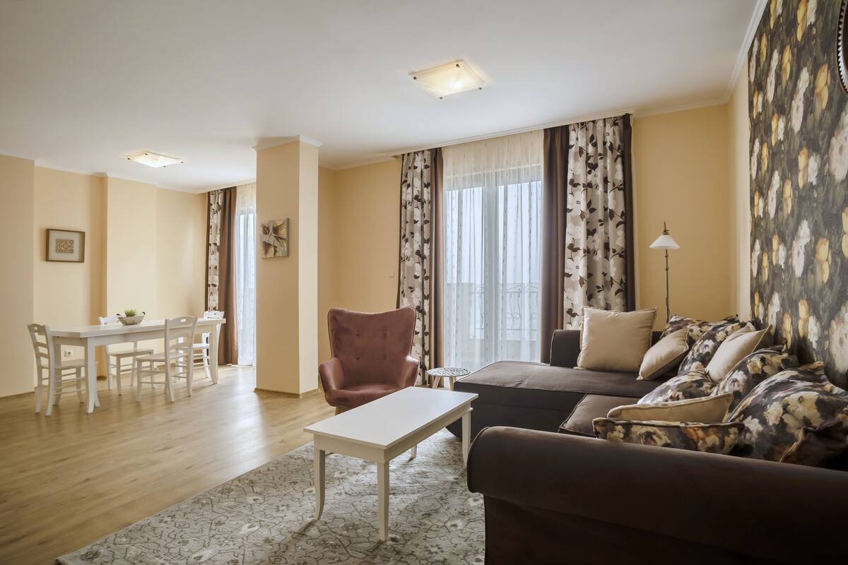 Departamento Confort, 1 habitación, balcón | Sala de estar | Televisión de pantalla plana 