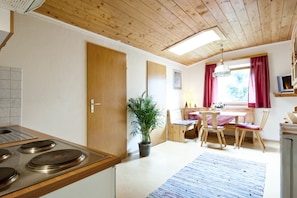 Apartment, 2 Schlafzimmer | Essbereich im Zimmer