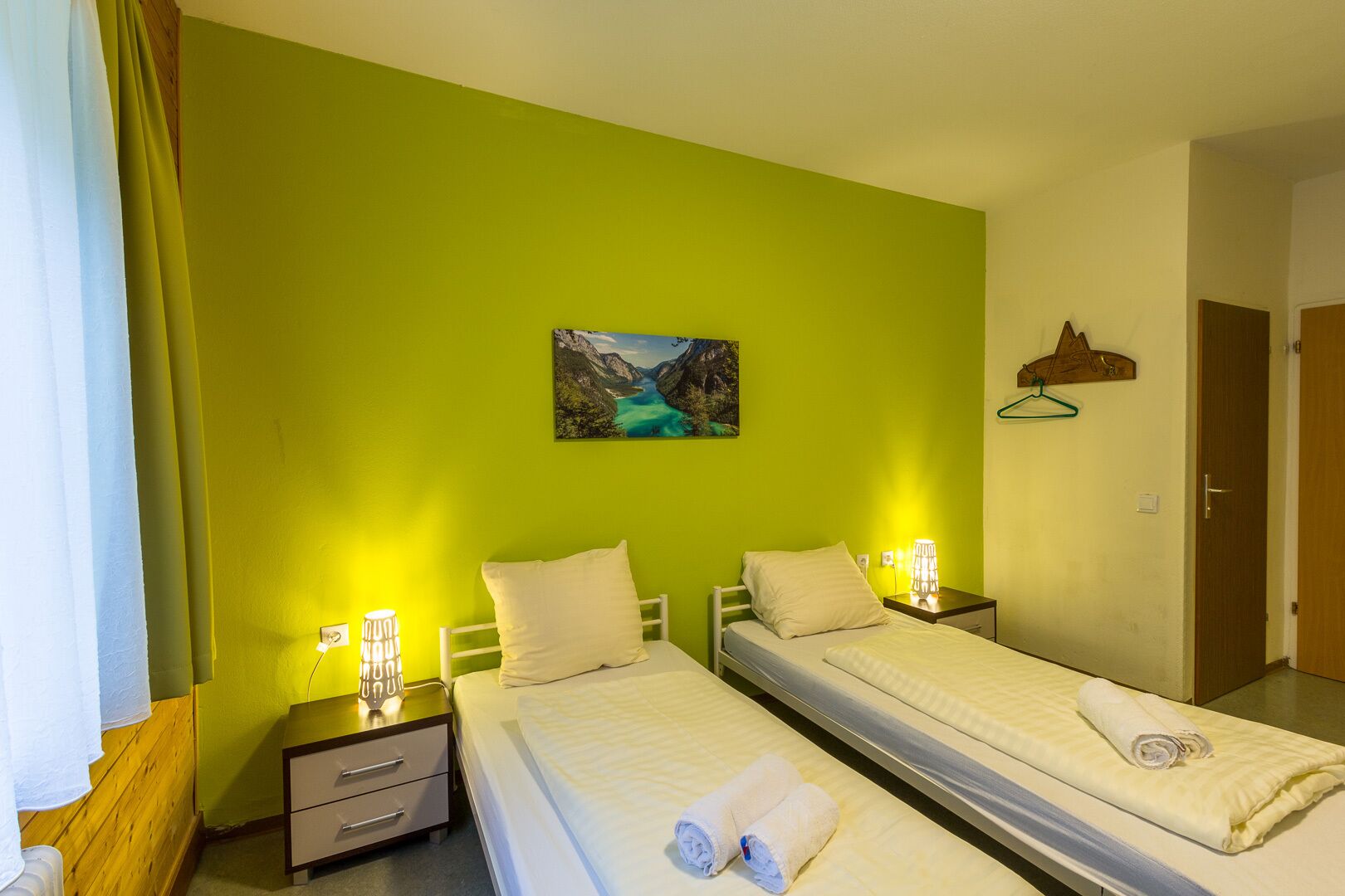 Cortinas blackout, cunas gratuitas y camas plegables/adicionales 