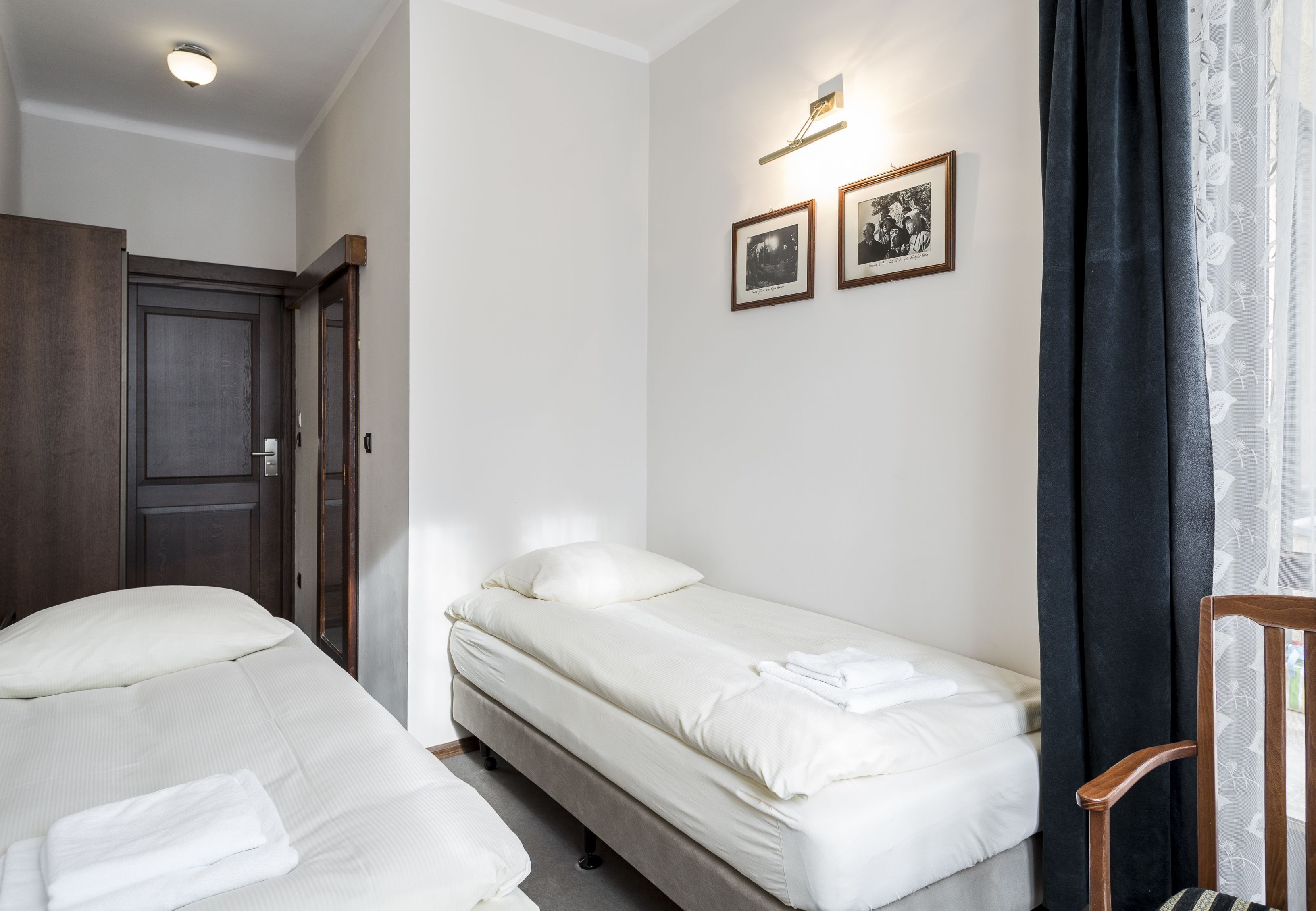 Ropa de cama de alta calidad y caja de seguridad en la habitación 