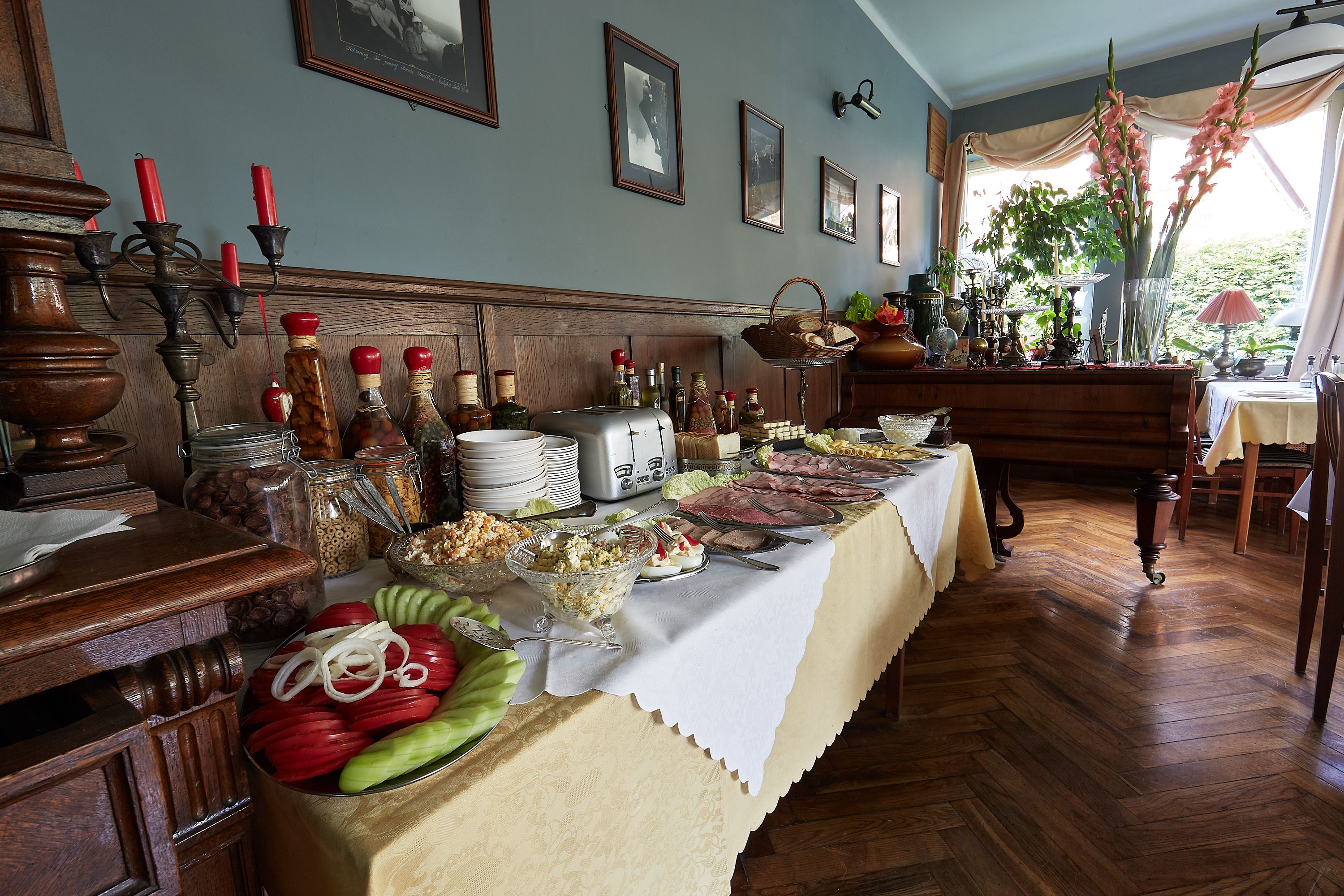 Dagelijks ontbijtbuffet (PLN 20 per persoon)