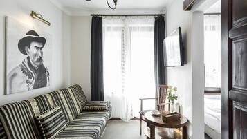 Kamar Triple Standar, pemandangan gunung | Seprai premium, brankas, meja kerja, dan ruang kerja ramah laptop