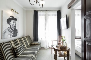 标准三人房, 山景 | 高档床上用品、客房内保险箱、办公桌、笔记本电脑工作区