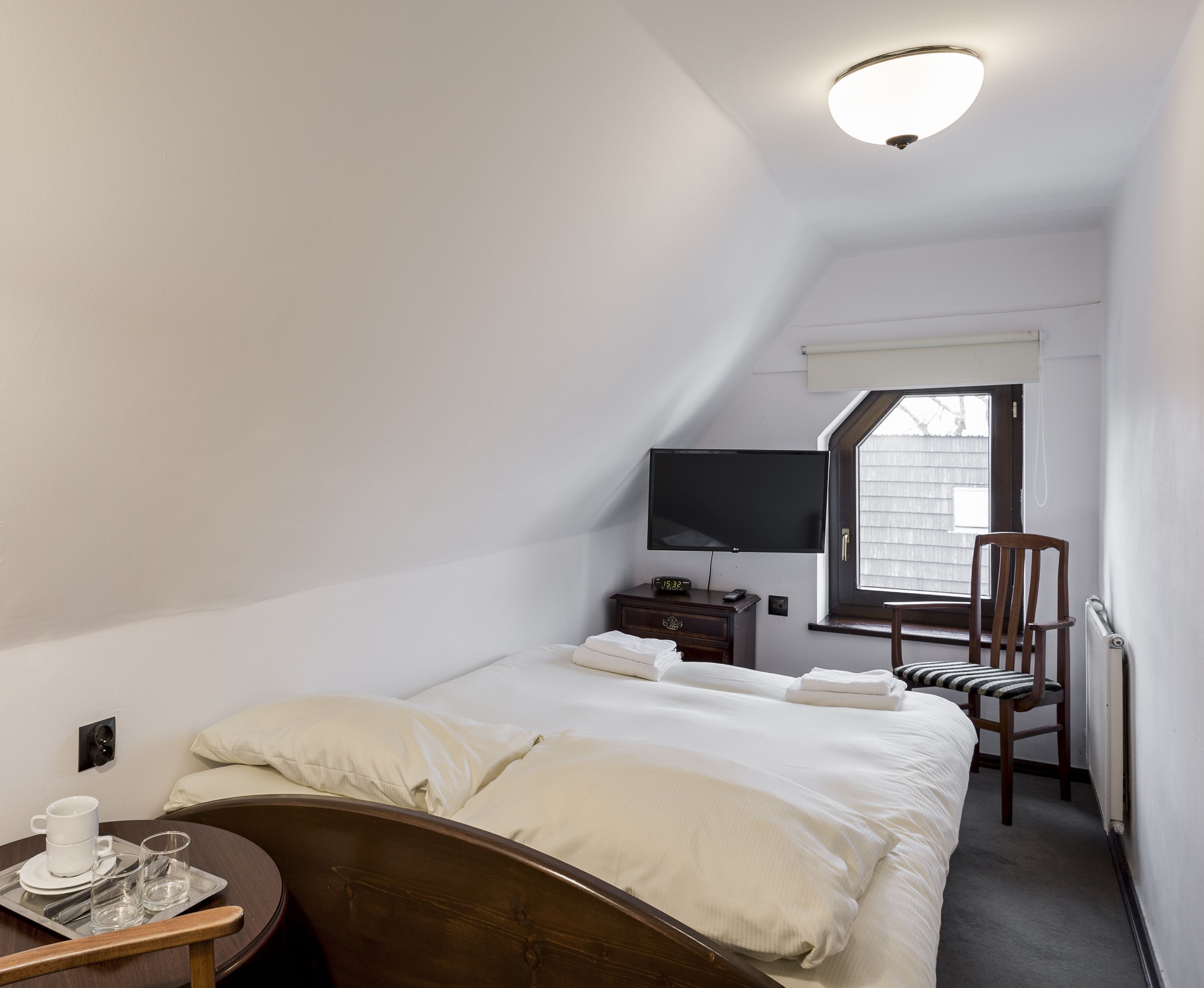 Ropa de cama de alta calidad y caja de seguridad en la habitación 