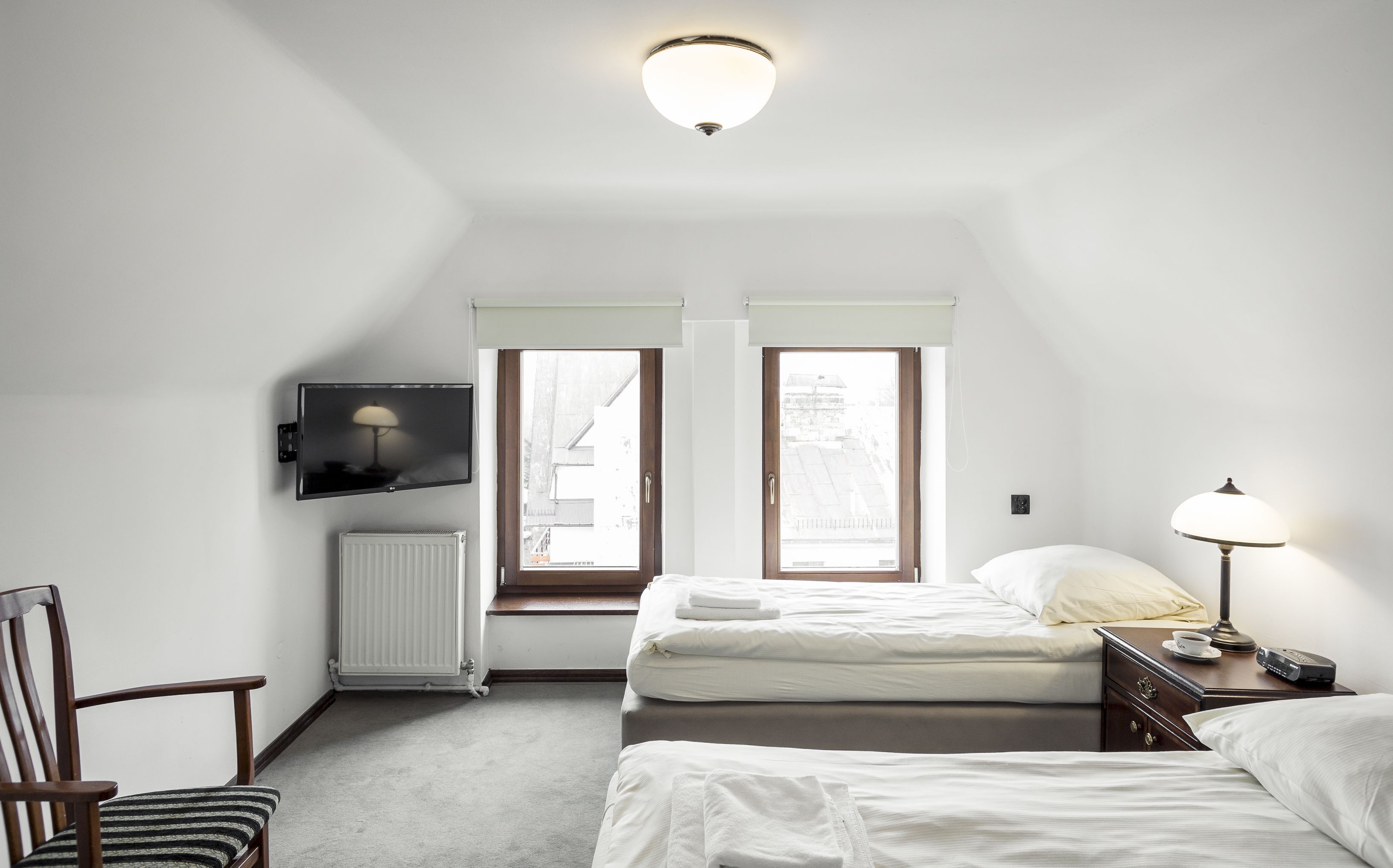 Ropa de cama de alta calidad y caja de seguridad en la habitación 